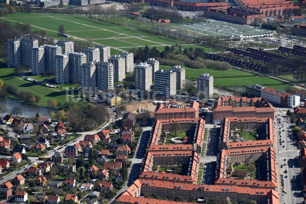 Kopenhagen von oben - Wohngebiet einer Reihenhaus- Siedlung Sandbygardvej im Ortsteil Bronshoj in Kopenhagen in Region Hovedstaden, Dänemark