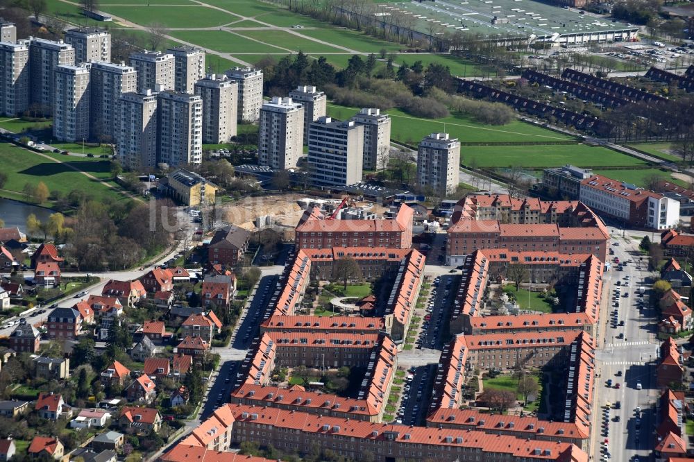 Kopenhagen aus der Vogelperspektive: Wohngebiet einer Reihenhaus- Siedlung Sandbygardvej im Ortsteil Bronshoj in Kopenhagen in Region Hovedstaden, Dänemark