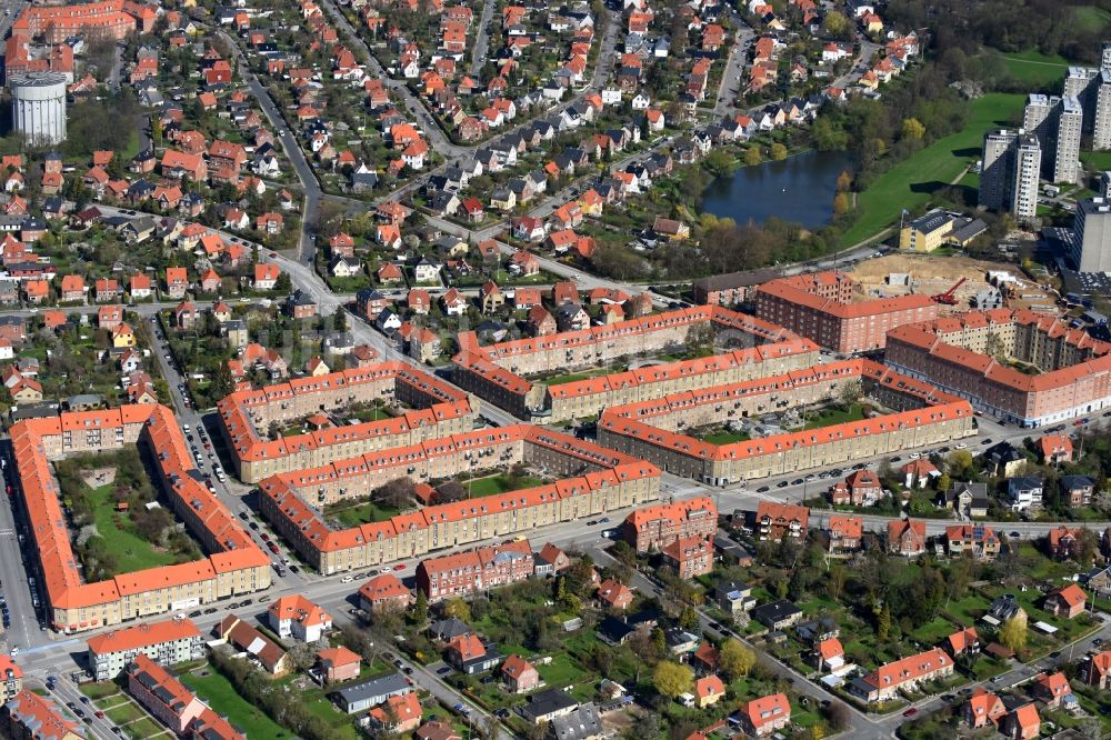 Luftaufnahme Kopenhagen - Wohngebiet einer Reihenhaus- Siedlung Sandbygardvej im Ortsteil Bronshoj in Kopenhagen in Region Hovedstaden, Dänemark