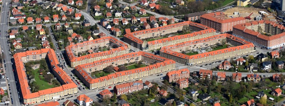 Kopenhagen von oben - Wohngebiet einer Reihenhaus- Siedlung Sandbygardvej im Ortsteil Bronshoj in Kopenhagen in Region Hovedstaden, Dänemark