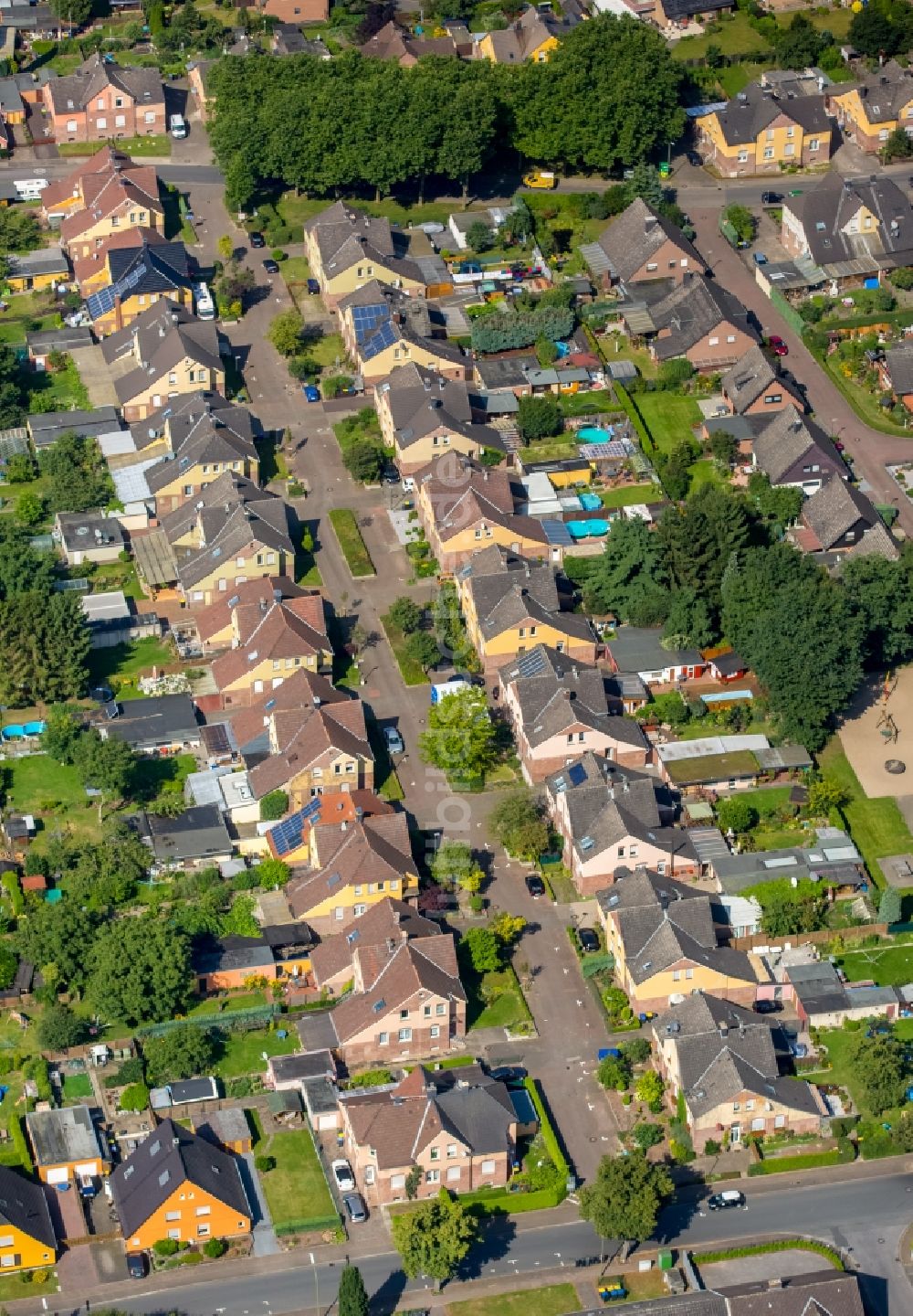 Luftaufnahme Bergkamen - Wohngebiet einer Reihenhaus- Siedlung Schlegelstraße in Bergkamen im Bundesland Nordrhein-Westfalen