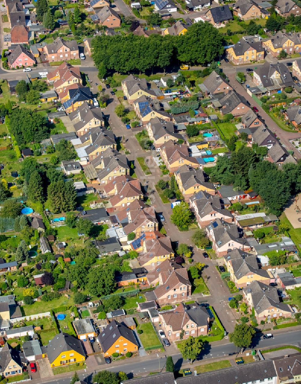 Bergkamen von oben - Wohngebiet einer Reihenhaus- Siedlung Schlegelstraße in Bergkamen im Bundesland Nordrhein-Westfalen