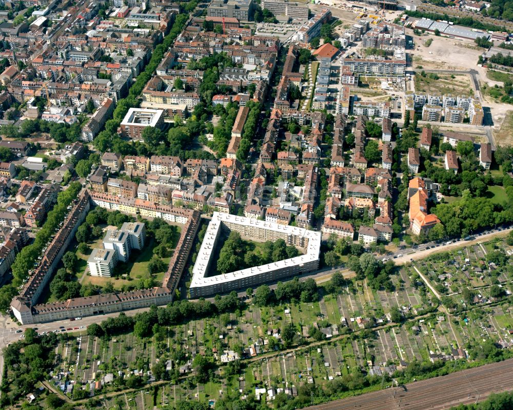 Südstadt von oben - Wohngebiet einer Reihenhaus- Siedlung in Südstadt im Bundesland Baden-Württemberg, Deutschland