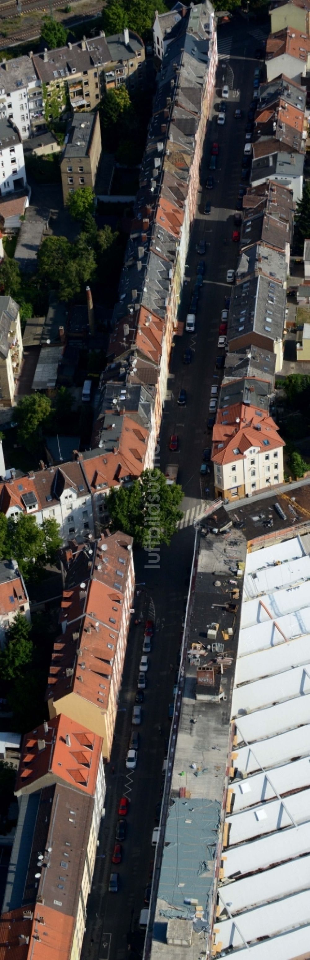 Offenbach am Main von oben - Wohngebiet einer Reihenhaus- Siedlung Senefelderstraße in Offenbach am Main im Bundesland Hessen