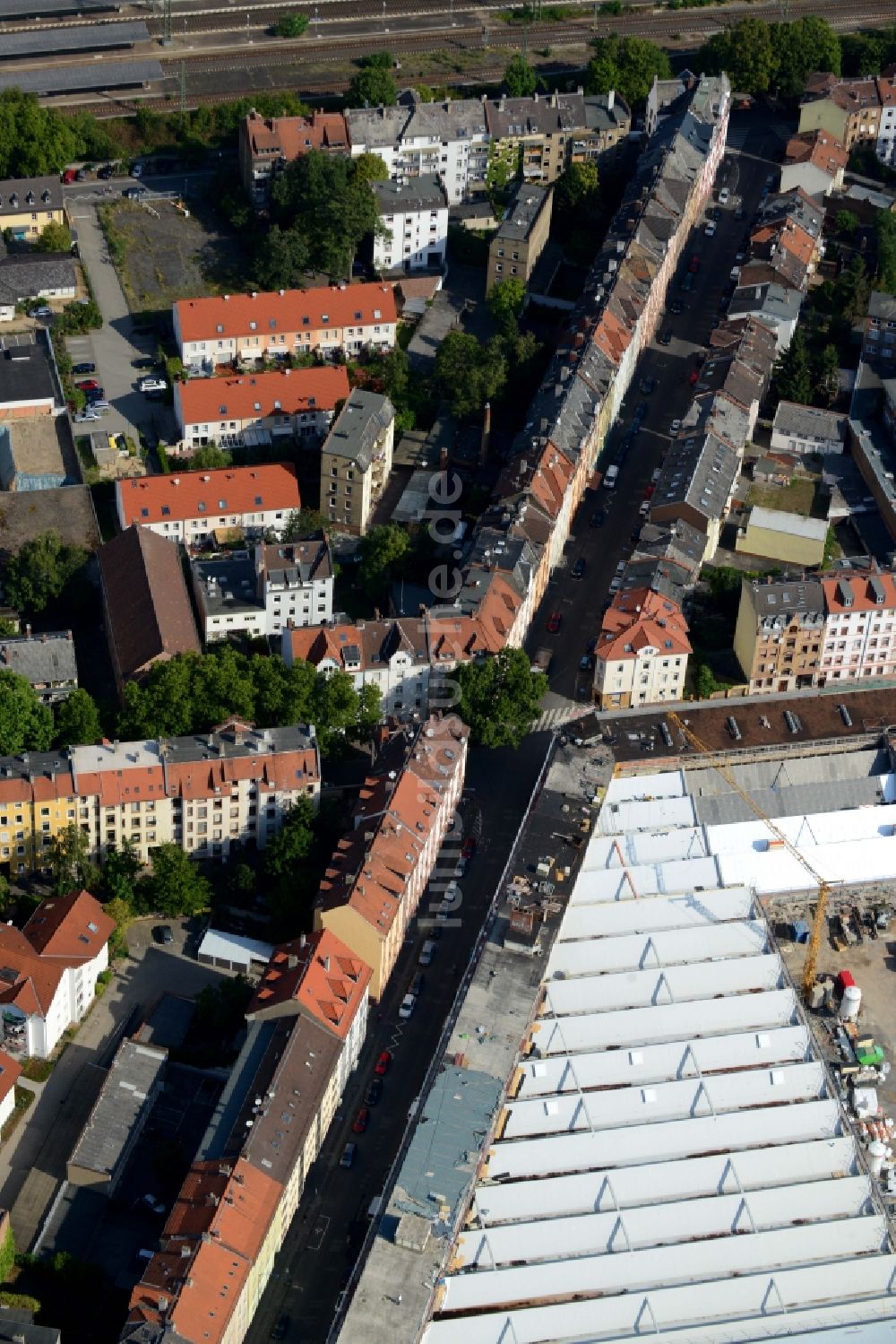 Offenbach am Main aus der Vogelperspektive: Wohngebiet einer Reihenhaus- Siedlung Senefelderstraße in Offenbach am Main im Bundesland Hessen