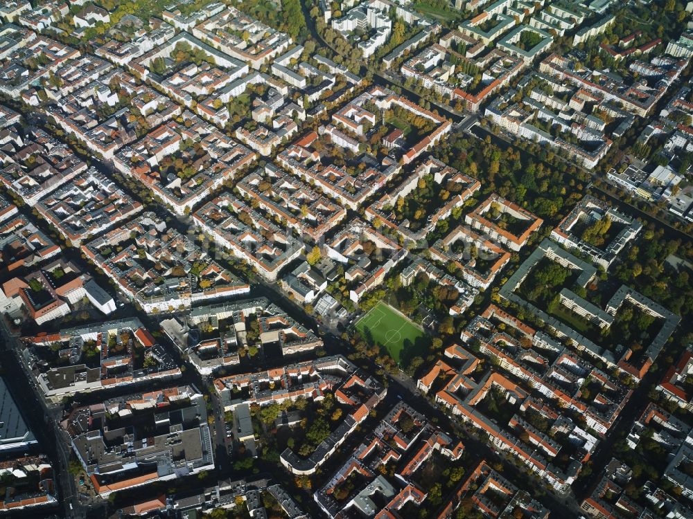 Berlin aus der Vogelperspektive: Wohngebiet einer Reihenhaus- Siedlung an der Sonnenallee, Wildenbruchstraße und am Kielufer in Berlin