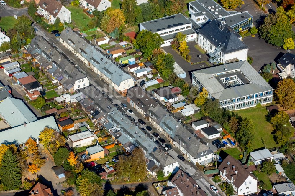 Luftaufnahme Kreuztal - Wohngebiet einer Reihenhaus- Siedlung in Stendenbach an der Schulstraße in Kreuztal im Bundesland Nordrhein-Westfalen