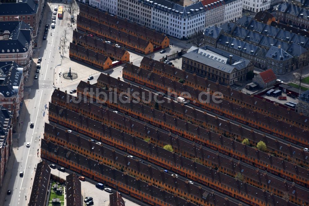 Luftbild Kopenhagen - Wohngebiet einer Reihenhaus- Siedlung Store Kongensgade in Kopenhagen in Region Hovedstaden, Dänemark