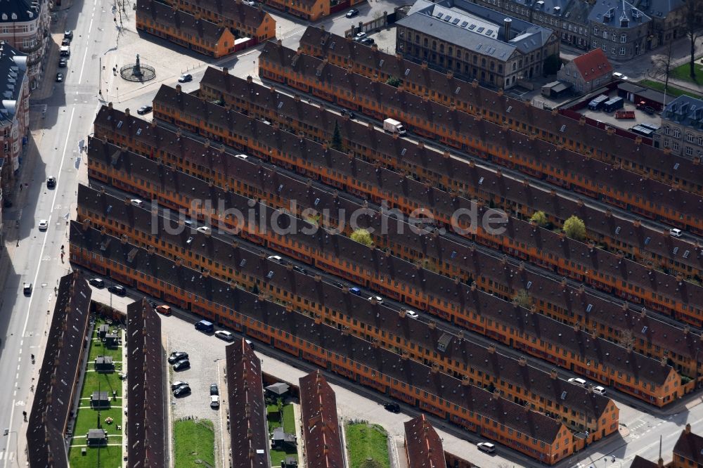 Luftaufnahme Kopenhagen - Wohngebiet einer Reihenhaus- Siedlung Store Kongensgade in Kopenhagen in Region Hovedstaden, Dänemark