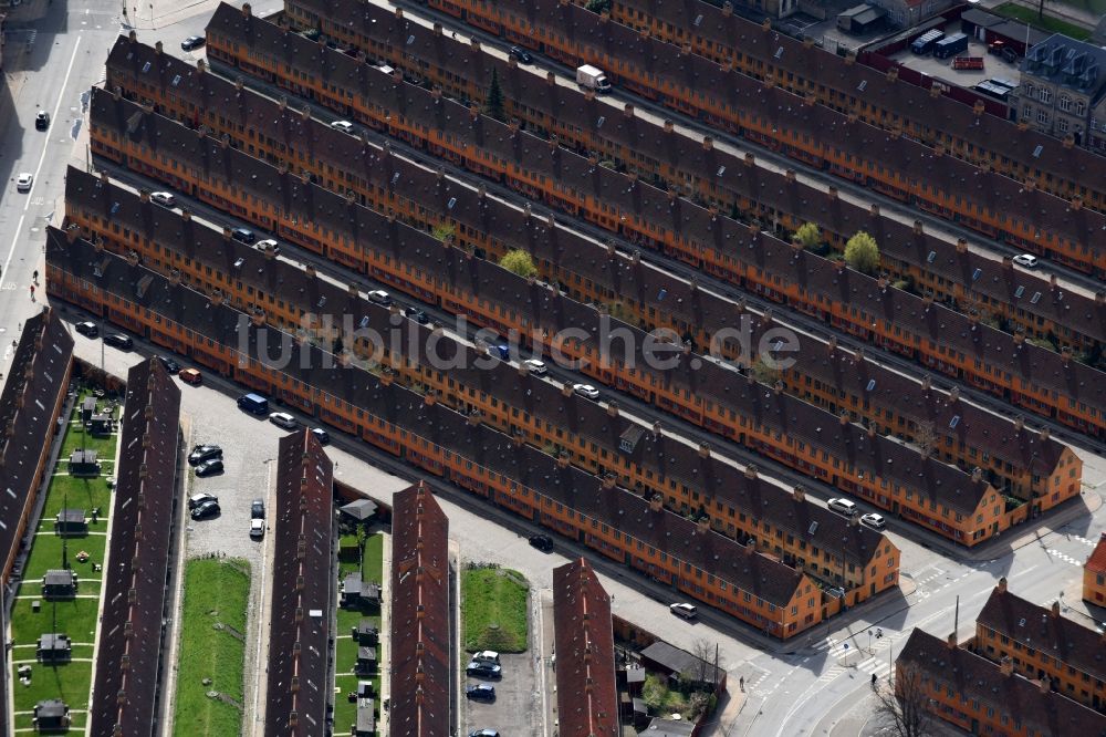 Luftbild Kopenhagen - Wohngebiet einer Reihenhaus- Siedlung Store Kongensgade in Kopenhagen in Region Hovedstaden, Dänemark