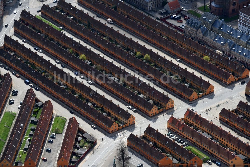 Luftbild Kopenhagen - Wohngebiet einer Reihenhaus- Siedlung Store Kongensgade in Kopenhagen in Region Hovedstaden, Dänemark