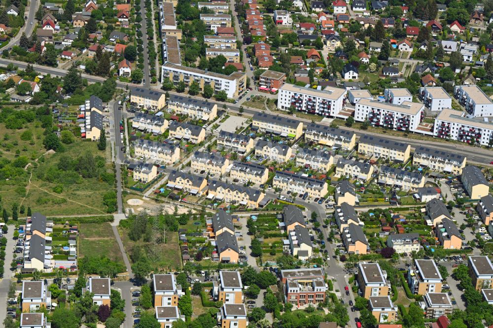 Berlin von oben - Wohngebiet einer Reihenhaus- Siedlung Traudestraße - Alfonsstraße im Ortsteil Altglienicke in Berlin, Deutschland