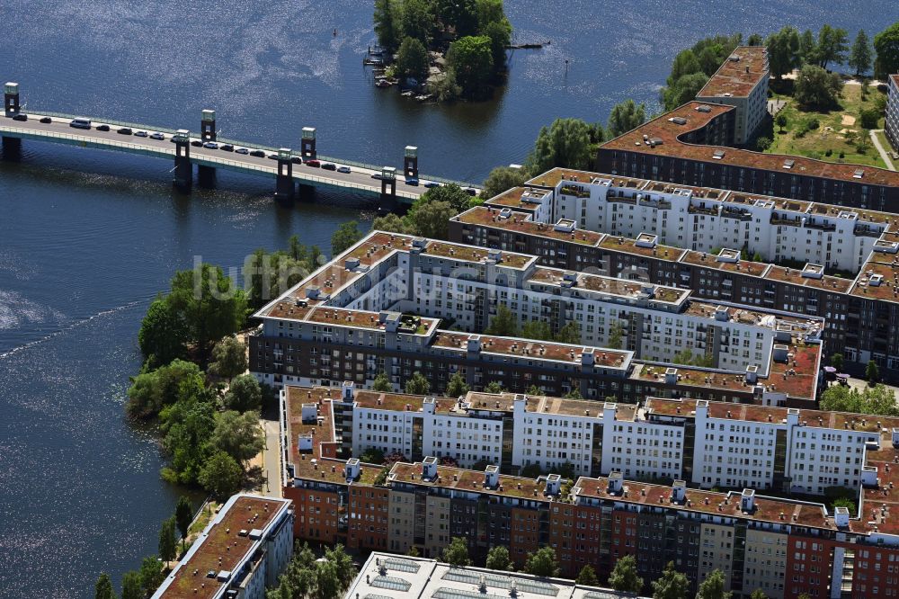 Berlin von oben - Wohngebiet einer Reihenhaus- Siedlung am Ufer der Havel in Berlin, Deutschland