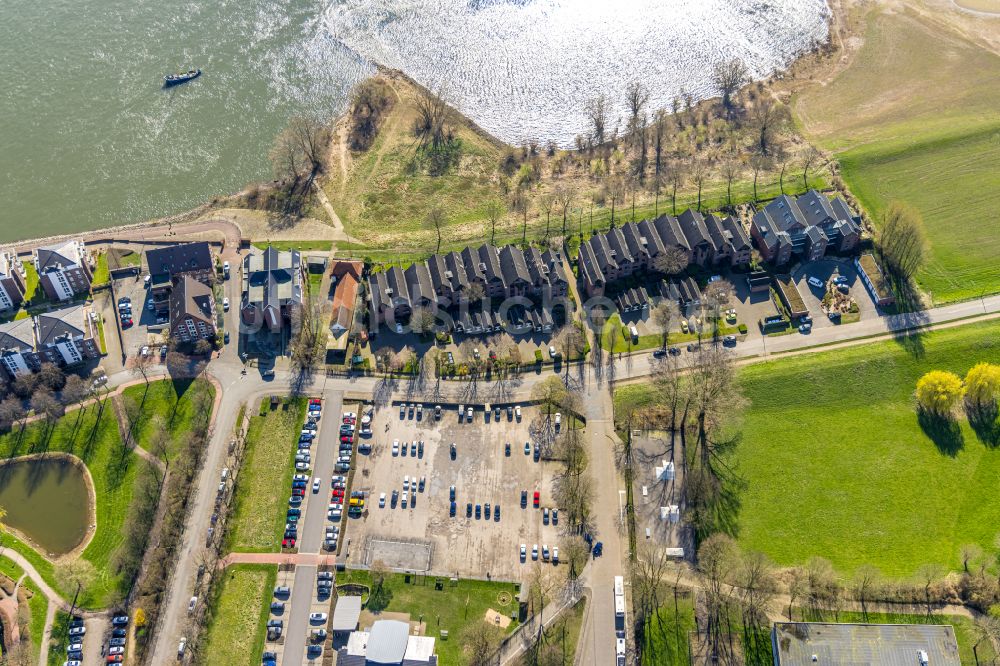 Luftbild Rees - Wohngebiet einer Reihenhaus- Siedlung an der Wardstraße am Flussufer des Rhein- Hochwassers in Rees im Bundesland Nordrhein-Westfalen