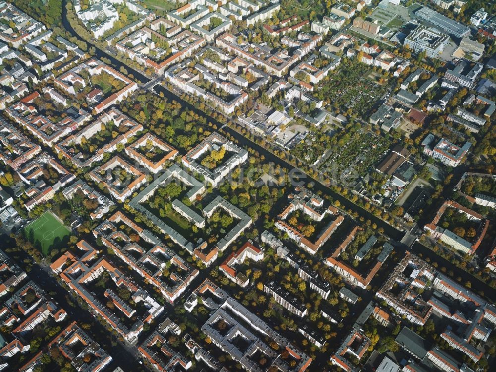 Berlin aus der Vogelperspektive: Wohngebiet einer Reihenhaus- Siedlung an der Wildenbruchstraße, Treptower Straße und am Weigandufer in Berlin