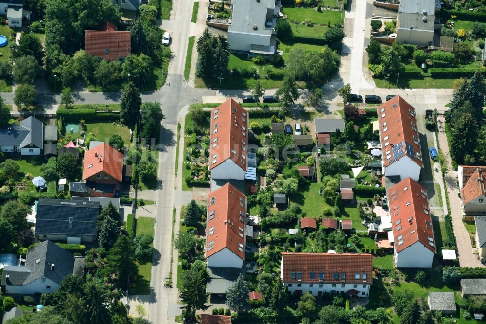 Luftbild Berlin - Wohngebiet einer Reihenhaus- Siedlung Wilhelmsmühlenweg - Neuenhagener Straße - Thorner Straße in Berlin, Deutschland