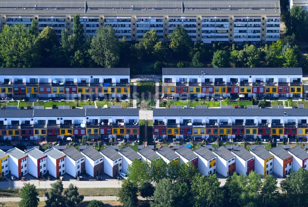 Berlin aus der Vogelperspektive: Wohngebiet einer Reihenhaus- Siedlung im Wohngebiet Gensinger Viertel im Ortsteil Lichtenberg in Berlin, Deutschland