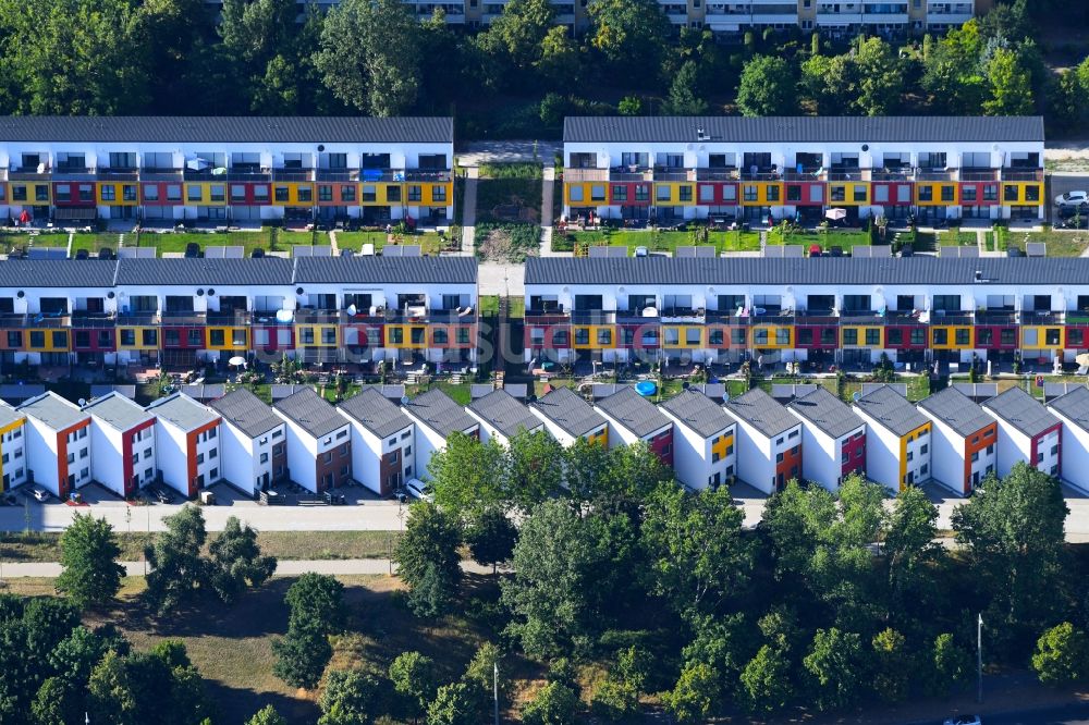 Luftaufnahme Berlin - Wohngebiet einer Reihenhaus- Siedlung im Wohngebiet Gensinger Viertel im Ortsteil Lichtenberg in Berlin, Deutschland