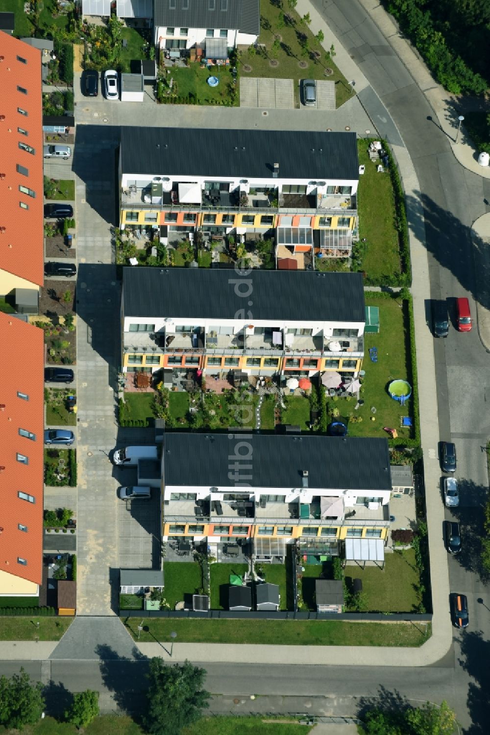 Luftbild Berlin - Wohngebiet einer Reihenhaus- Siedlung zwischen dem Rebhuhnweg und dem Goldfasanenweg im Ortsteil Marzahn-Hellersdorf in Berlin, Deutschland