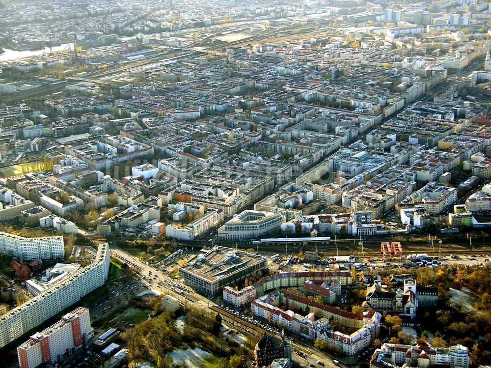 Berlin - Lichtenberg von oben - Wohngebiet am Ring-Center 1 und 2 an der Möllendorfstraße in Berlin - Lichtenberg