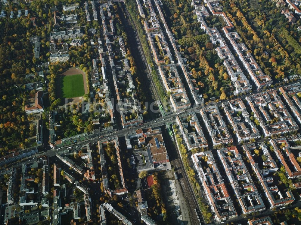 Luftbild Berlin - Wohngebiet an der Ringbahn um die Hermannstraße im Norden des Ortsteils Britz im Bezirk Neukölln in Berlin