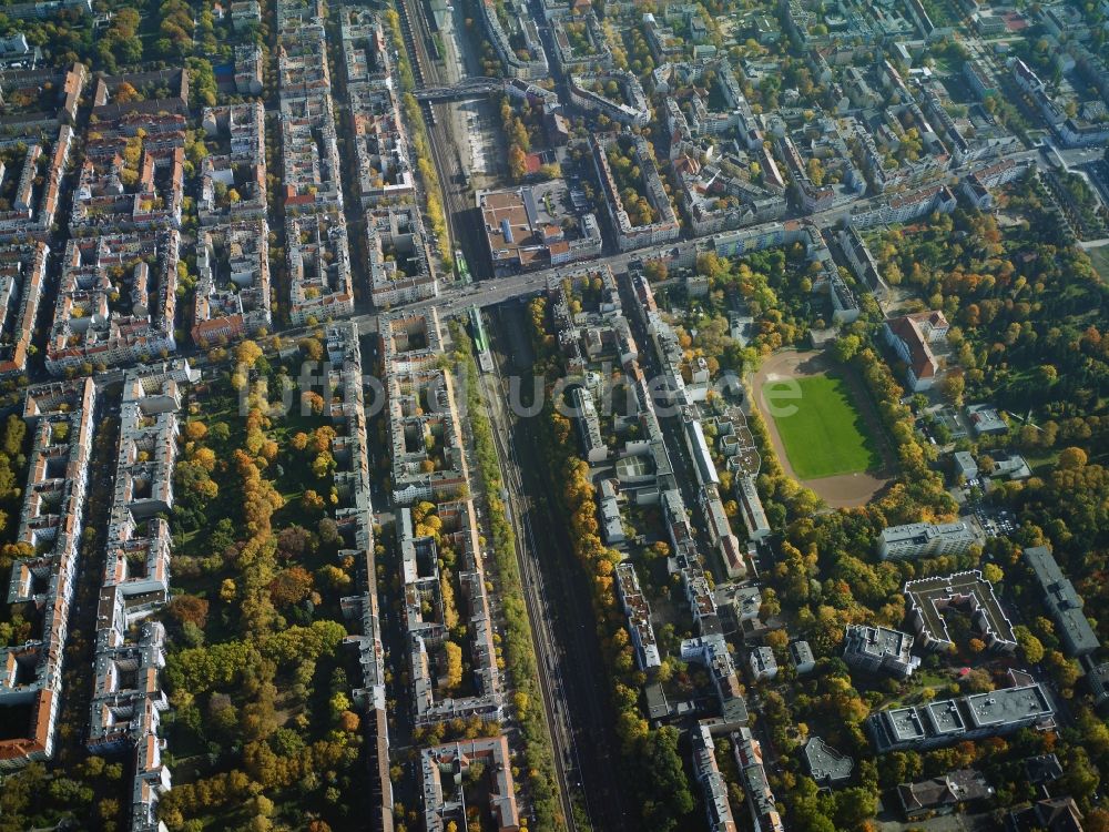 Berlin aus der Vogelperspektive: Wohngebiet an der Ringbahn um die Hermannstraße im Norden des Ortsteils Britz im Bezirk Neukölln in Berlin