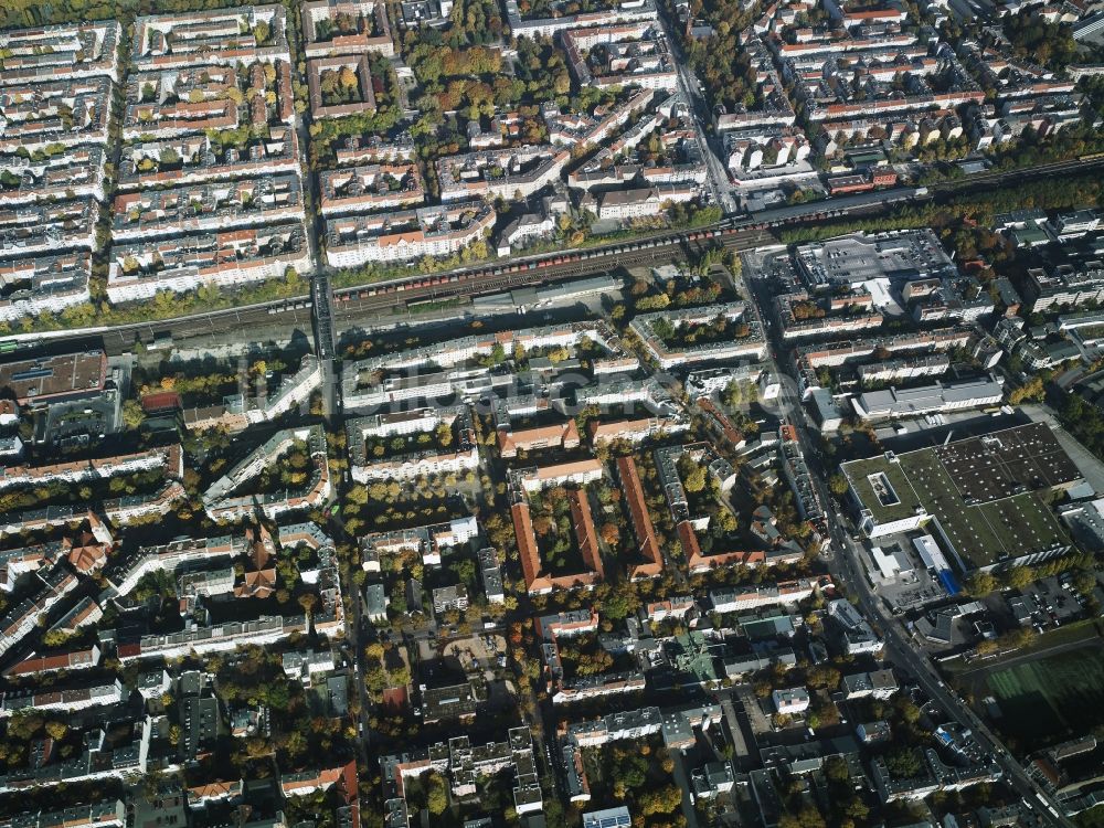 Luftaufnahme Berlin - Wohngebiet an der Ringbahn im Norden des Ortsteils Britz im Bezirk Neukölln in Berlin