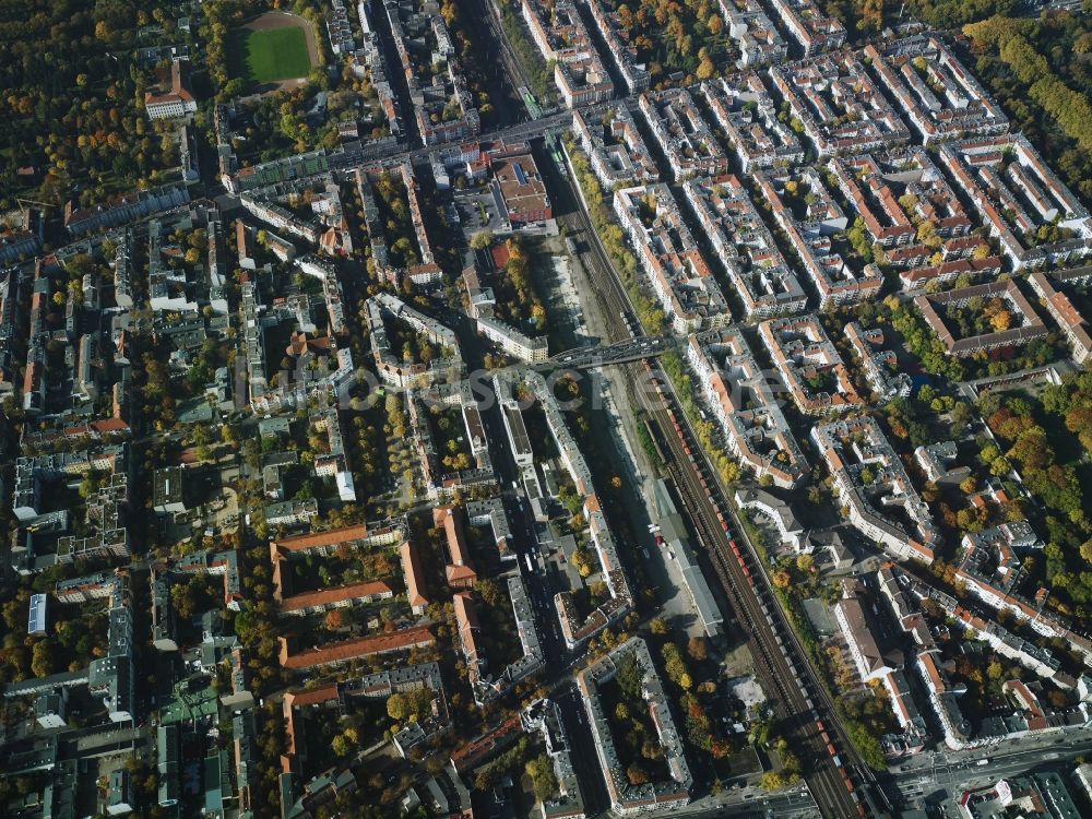 Luftaufnahme Berlin - Wohngebiet an der Ringbahn im Norden des Ortsteils Britz im Bezirk Neukölln in Berlin