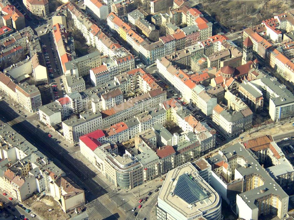 Berlin aus der Vogelperspektive: Wohngebiet an der Schönhauser Allee / Ecke Torstraße in Berlin-Mitte. 16.03.03