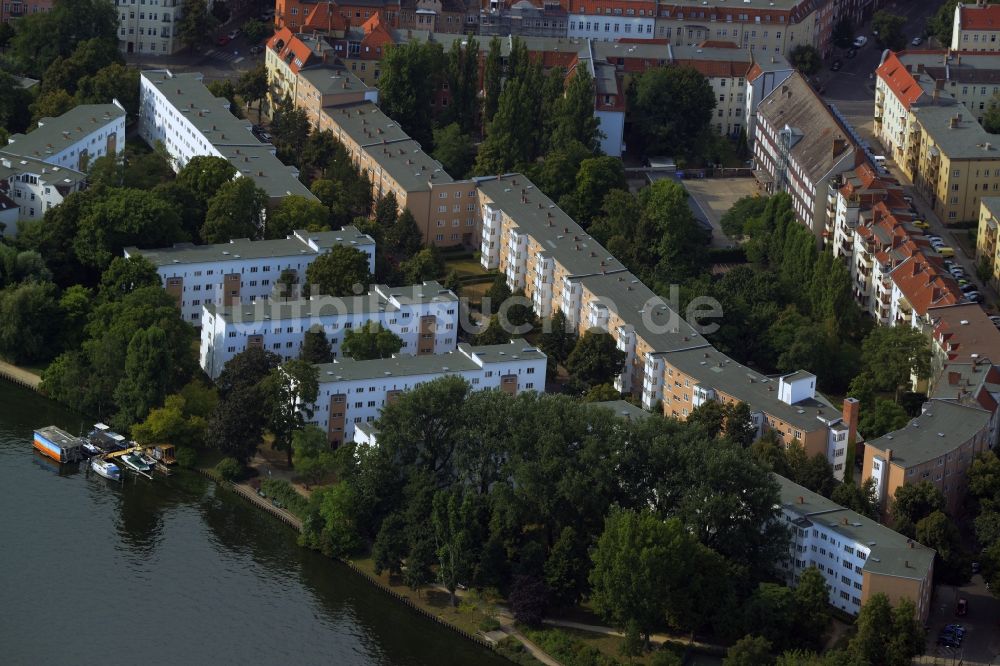 Berlin von oben - Wohngebiet am Südufer der Spree im Ortsteil Niederschöneweide im Bezirk Treptow-Köpenick in Berlin