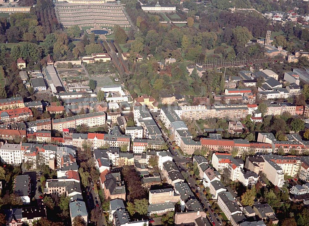 Potsdam aus der Vogelperspektive: Wohngebiet an der Sellostraße 23 a, am Fuße des Parkes Sanssouci in Potsdam