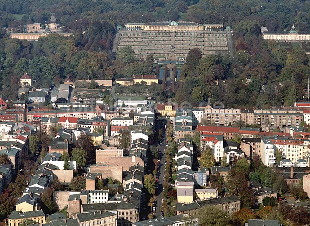 Potsdam aus der Vogelperspektive: Wohngebiet an der Sellostraße 23 a, am Fuße des Parkes Sanssouci in Potsdam