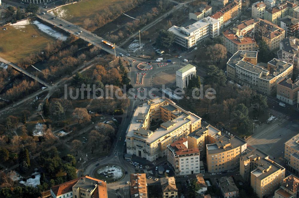 Luftaufnahme Bozen - Wohngebiet am Siegesdenkmal in Bozen (Bolzano) in Italien