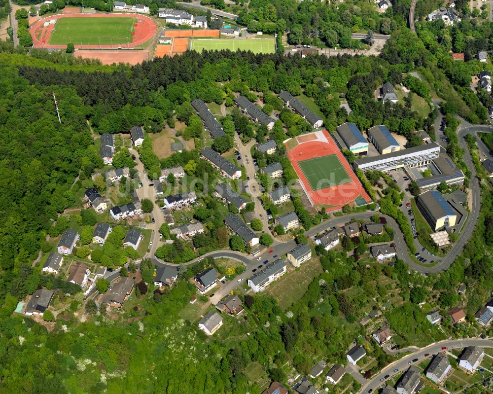 Luftbild Mayen - Wohngebiet mit Sportanlagen im Norden von Mayen im Bundesland Rheinland-Pfalz