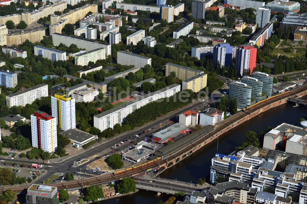 Luftbild Berlin Mitte - Wohngebiet im Stadtbezirk Mitte mit Blick auf den Fluss Spree und die Gleisanlage der S - Bahn Berlin GmbH mit fahrenden Zügen in Berlin