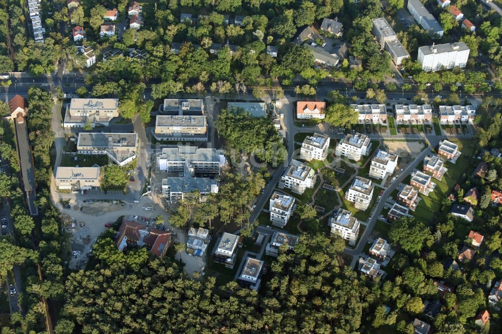 Berlin von oben - Wohngebiet mit Stadthäusern und Medizinisches Versorgungszentrum Onkologischer Schwerpunkt am Oskar-Helene-Park im Ortsteil Dahlem in Berlin