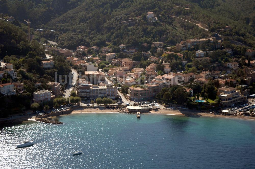 Théole-sur-Mer von oben - Wohngebiet am Strand in Théole-sur-Mer