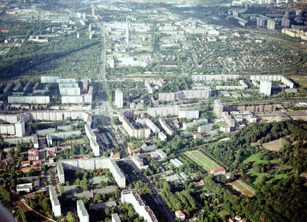 Luftaufnahme Berlin - Lichtenberg - Wohngebiet an der Straße am Tierpark / Kowalkestraße in Berlin - Lichtenberg.