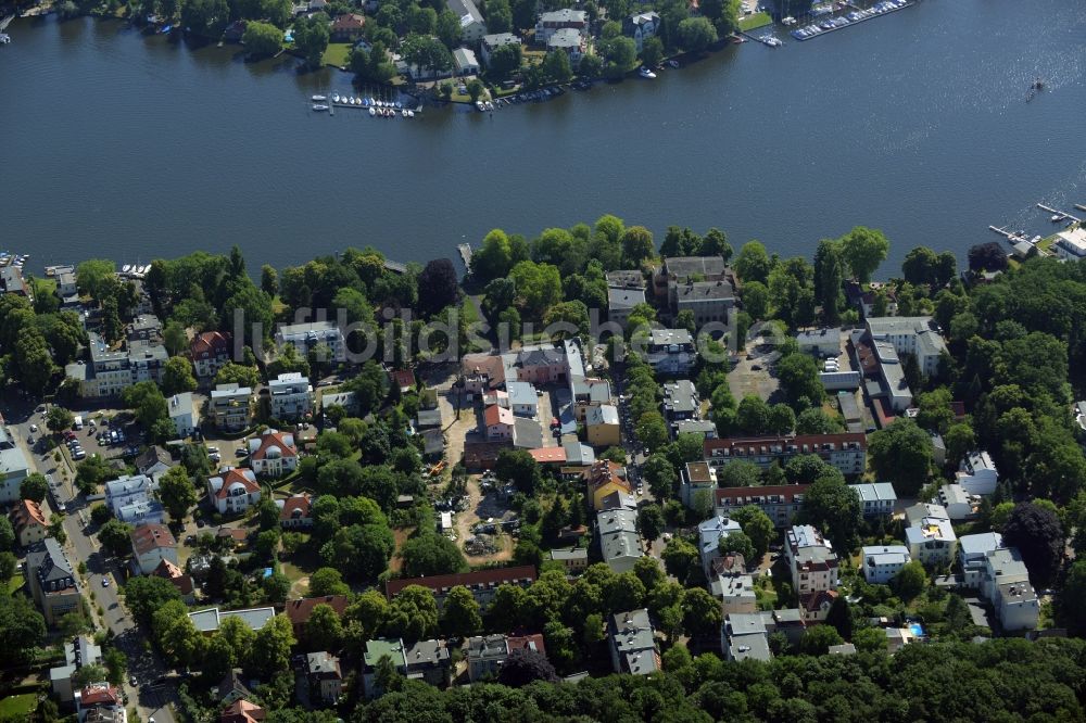 Berlin aus der Vogelperspektive: Wohngebiet am Ufer des Flusses Dahme im Ortsteil Grünau im Bezirk Treptow-Köpenick in Berlin