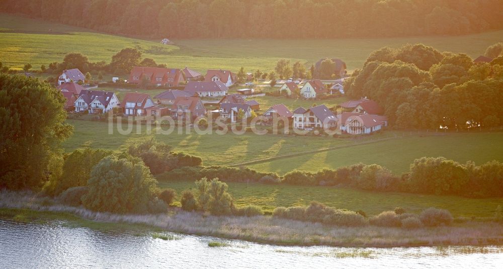 Luftaufnahme Klink - Wohngebiet am Ufer der Müritz in Klink im Bundesland Mecklenburg-Vorpommern