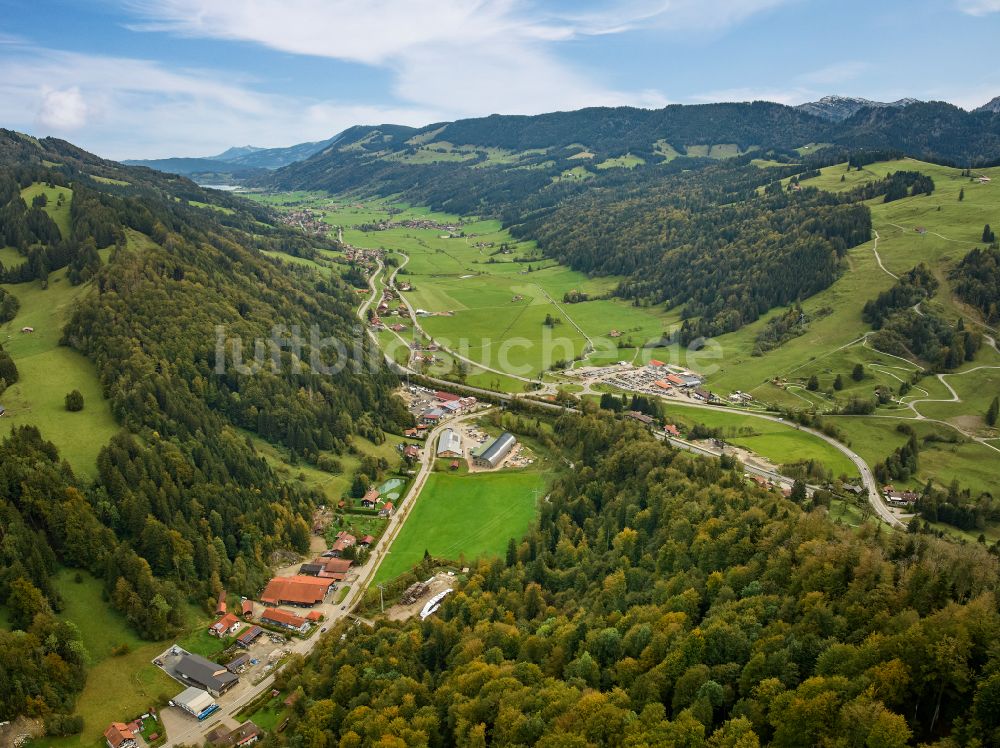 Oberstaufen von oben - Wohngebiet am Waldrand in Oberstaufen im Bundesland Bayern, Deutschland