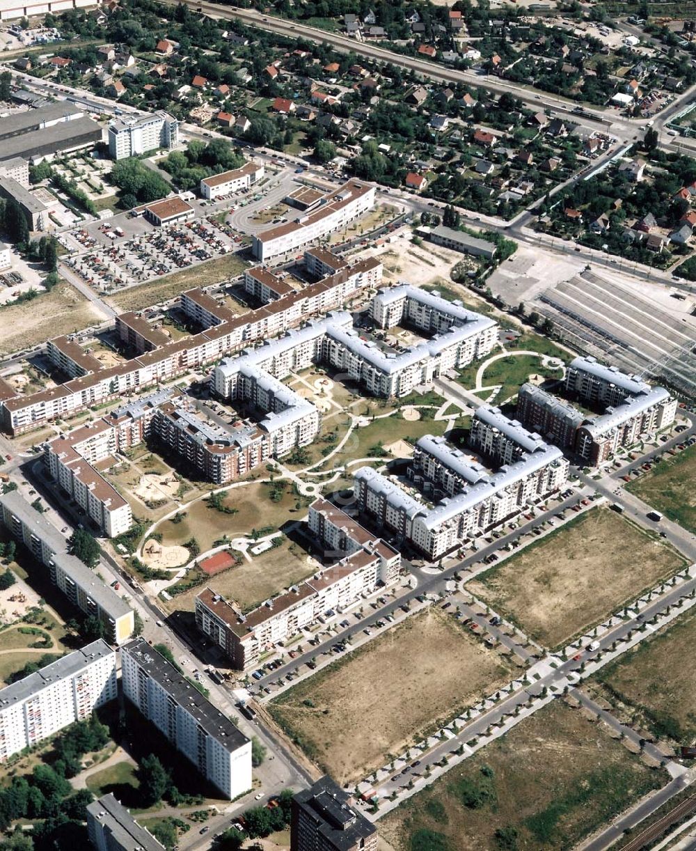 Luftaufnahme Berlin - Hohenschönhausen - Wohngebiet Weiße Taube an der Landsberger Allee in Berlin - Hohenschönhausen.