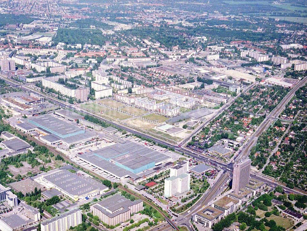 Luftaufnahme Berlin - Hohenschönhausen - Wohngebiet Weiße Taube an der Landsberger Allee in Berlin - Hohenschönhausen.