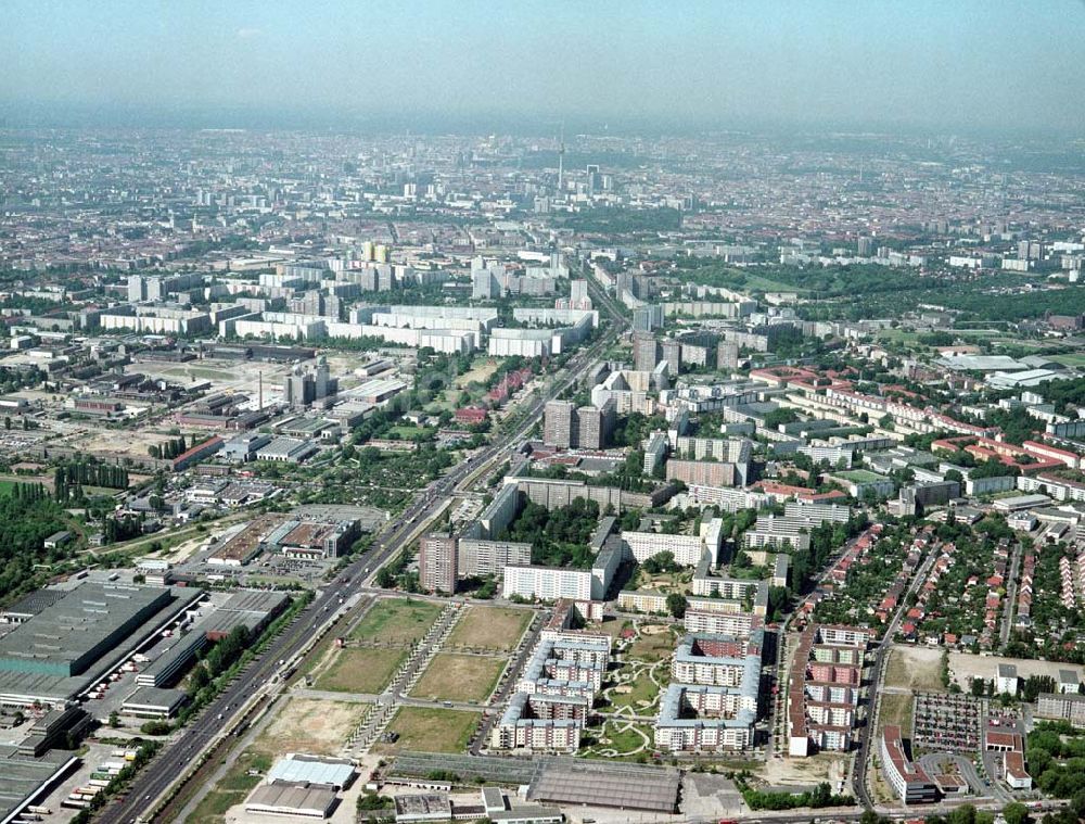 Berlin - Hohenschönhausen von oben - Wohngebiet Weiße Taube an der Landsberger Allee in Berlin - Hohenschönhausen.