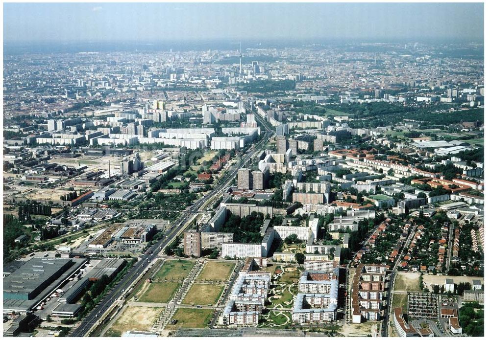 Berlin - Hohenschönhausen aus der Vogelperspektive: Wohngebiet Weiße Taube an der Landsberger Allee in Berlin - Hohenschönhausen.