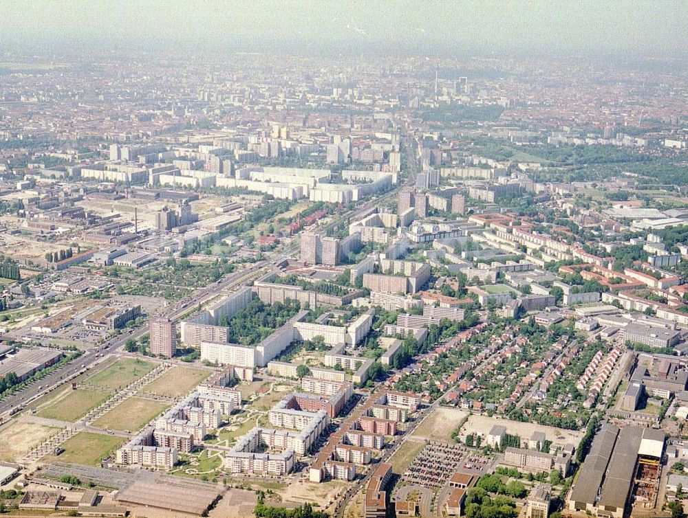 Luftbild Berlin - Hohenschönhausen - Wohngebiet Weiße Taube an der Landsberger Allee in Berlin - Hohenschönhausen.