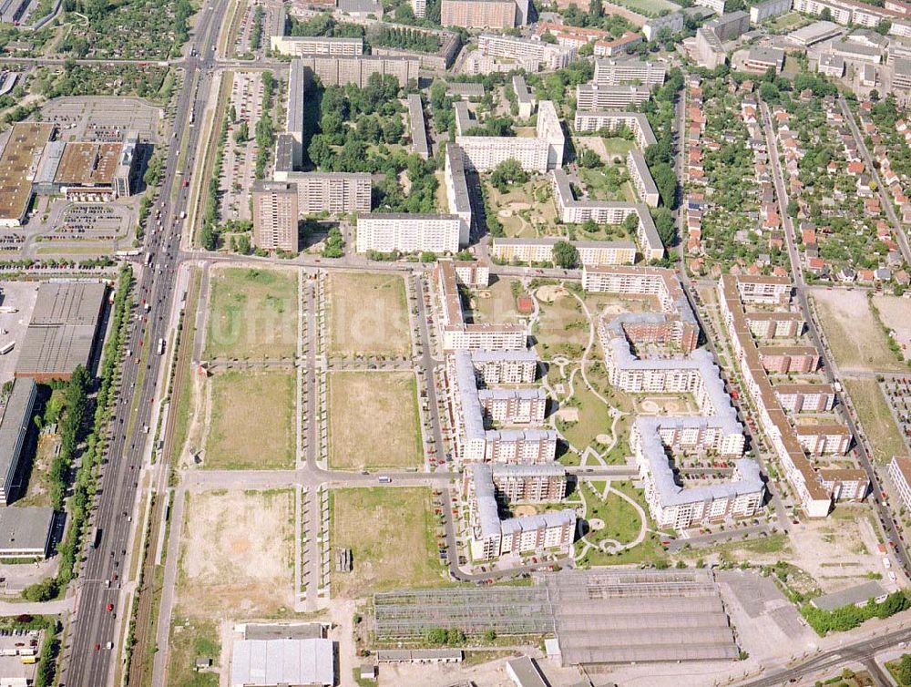 Berlin - Hohenschönhausen von oben - Wohngebiet Weiße Taube an der Landsberger Allee in Berlin - Hohenschönhausen.