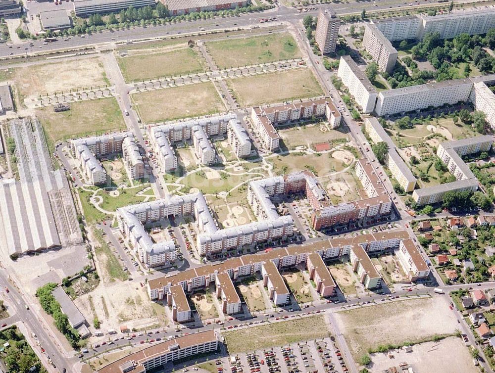 Berlin - Hohenschönhausen aus der Vogelperspektive: Wohngebiet Weiße Taube an der Landsberger Allee in Berlin - Hohenschönhausen.