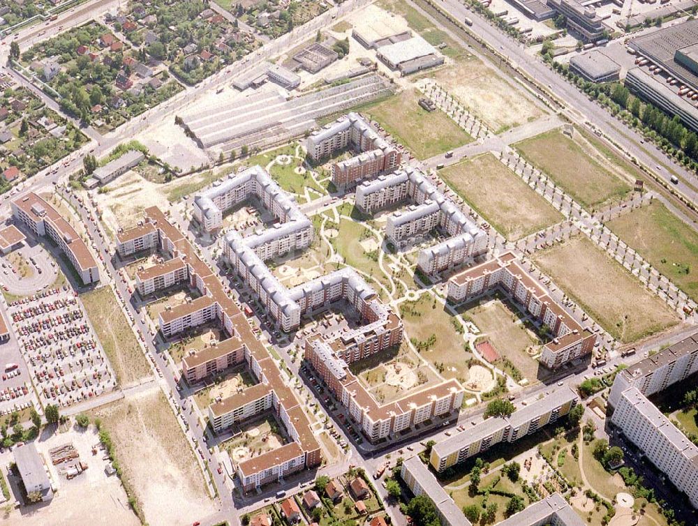 Luftaufnahme Berlin - Hohenschönhausen - Wohngebiet Weiße Taube an der Landsberger Allee in Berlin - Hohenschönhausen.