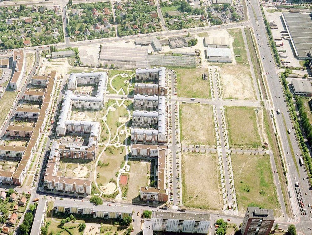 Berlin - Hohenschönhausen von oben - Wohngebiet Weiße Taube an der Landsberger Allee in Berlin - Hohenschönhausen.